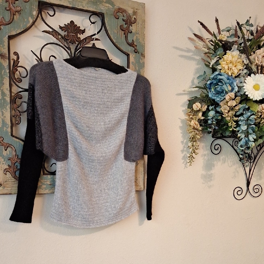 🔥🔥$8.00 Daniel Cremieux Women's Sweater in Gray and Black. Size XS